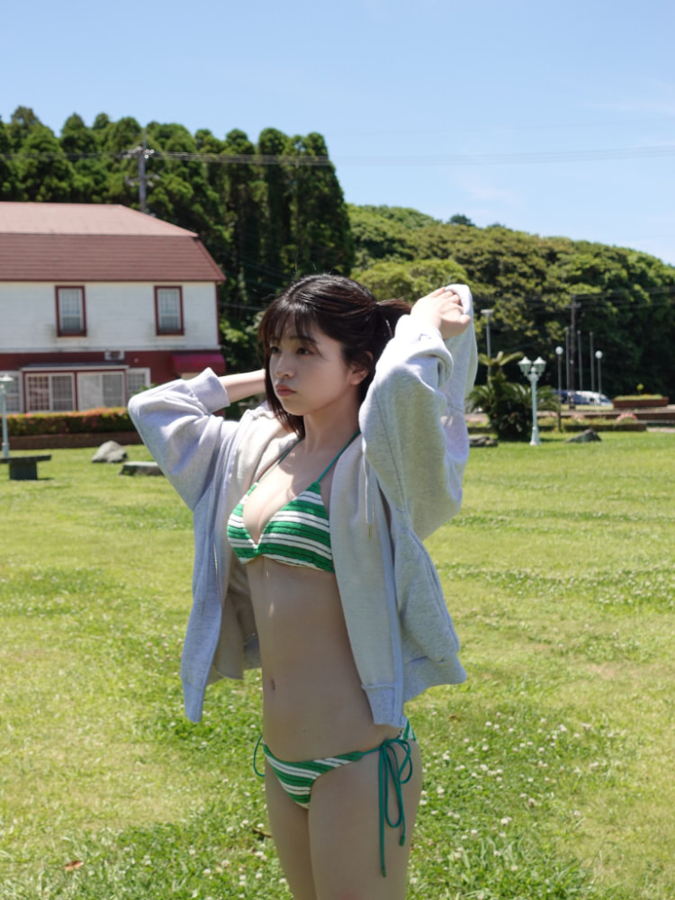 贪吃痣好俏皮《佐々木ほのか》暑假性感旅行去！野外泳装展现青春活力！