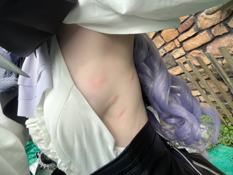 美女Cos《Yush月什》还原「露腋下角色」被蚊子咬！本人吐槽：吸血鬼也敌不过蚊子！