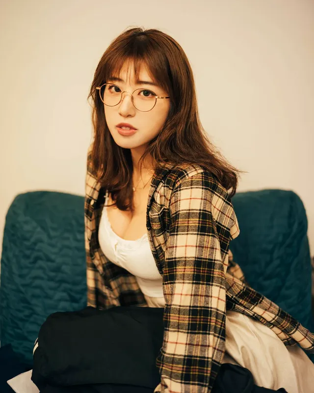 香妹《Hayley Wong》清纯又可爱！却有藏不住的危险胸器...