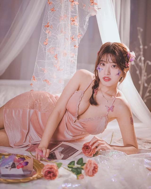 香妹《Hayley Wong》清纯又可爱！却有藏不住的危险胸器...