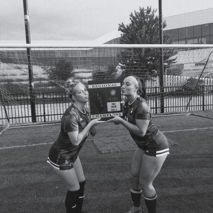 左右为难！跟姊妹的比基尼合照引发网友残酷大比拚！