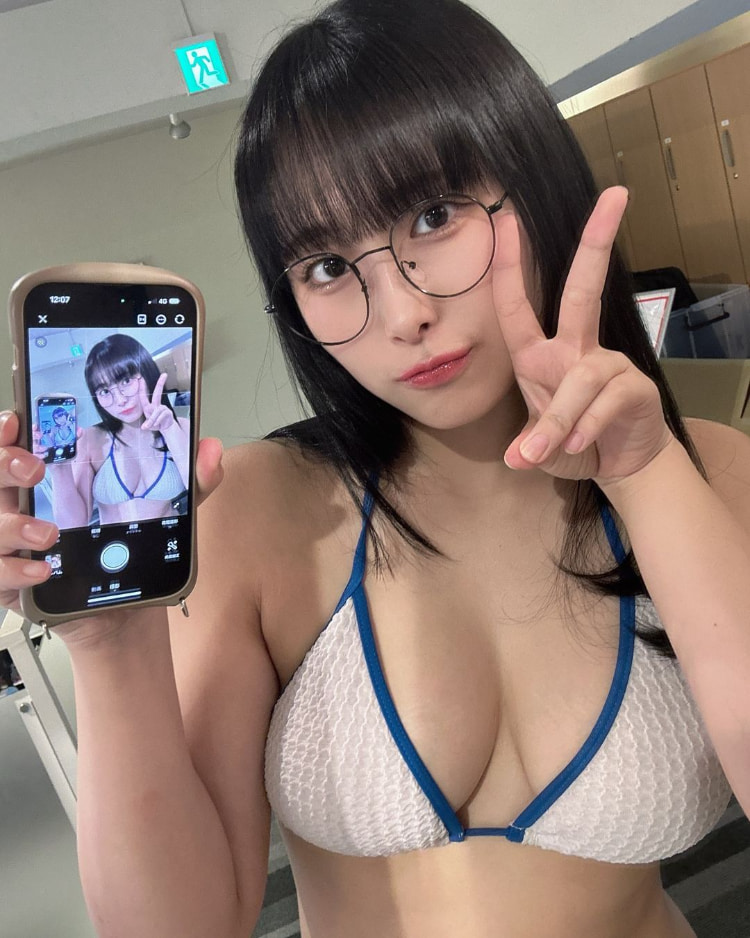 俏皮开襟《浅川まりな》肉感十足！清纯的肉欲感让人有些欲罢不能！