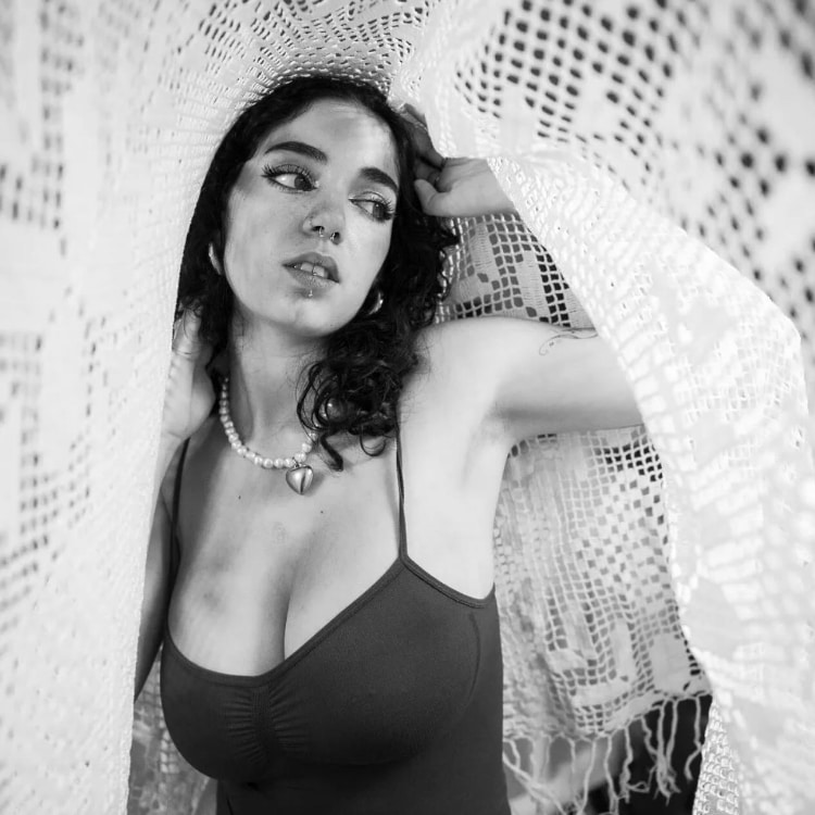 法国内衣模特《dlc.mara》另类魅力看不腻！微肉身材艺术氛围满点！