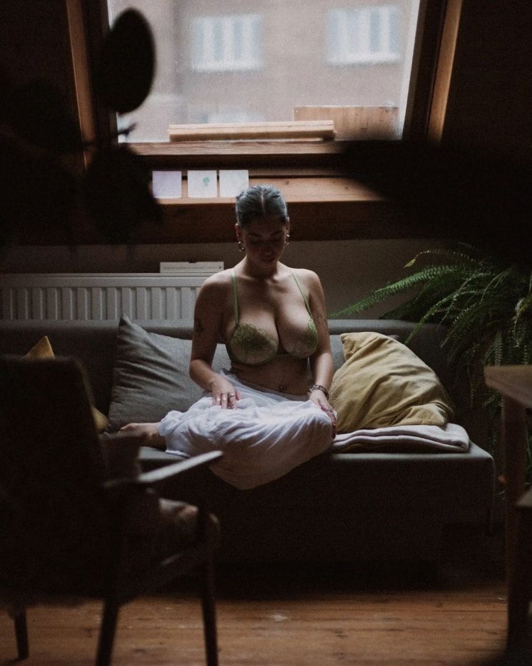 法国内衣模特《dlc.mara》另类魅力看不腻！微肉身材艺术氛围满点！