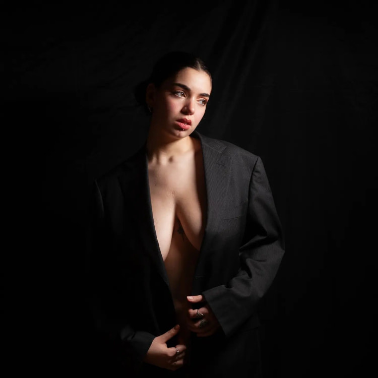 法国内衣模特《dlc.mara》另类魅力看不腻！微肉身材艺术氛围满点！