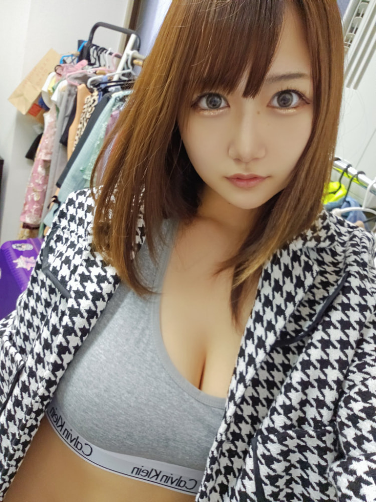 《樱井萌衣》重口味肉感十足!冷不丁扯开衣服露出豪迈「大篮球」!