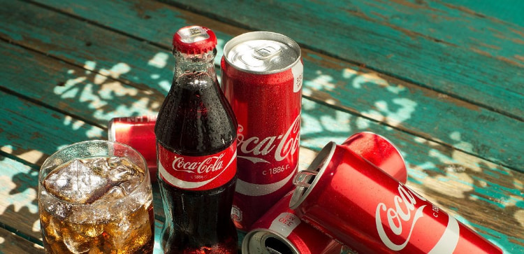 日本登山客《爬山捡到40年未开封可乐》打开竟然还有气！喝起来味道超正常？