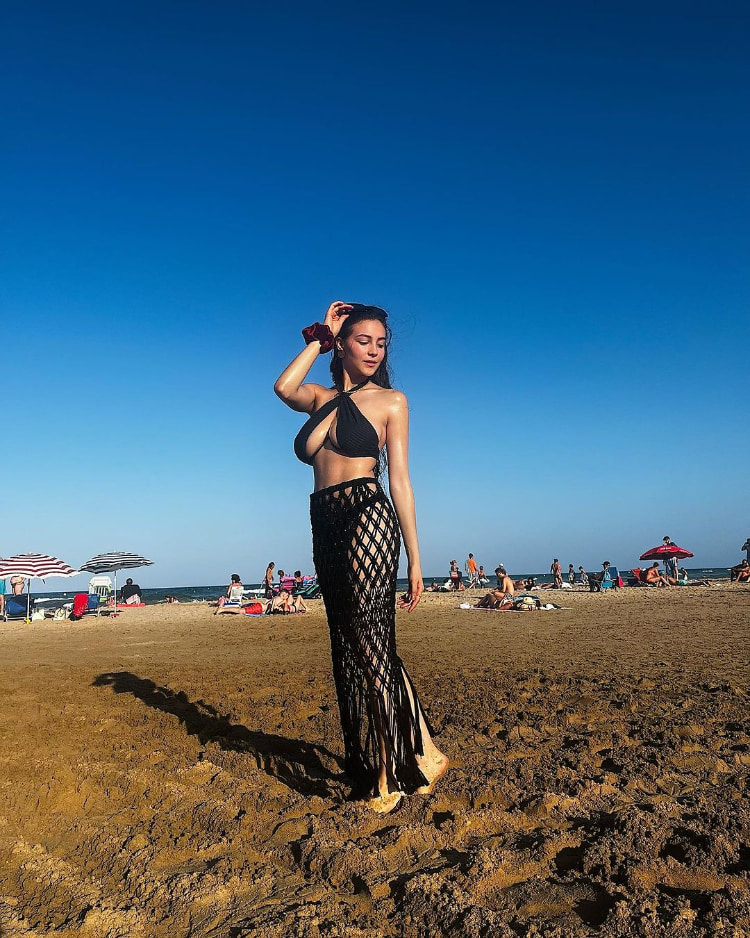 气质感满分《Derly Daniela》藏嫩胸还有高颜值！人间缪斯就是在说她！