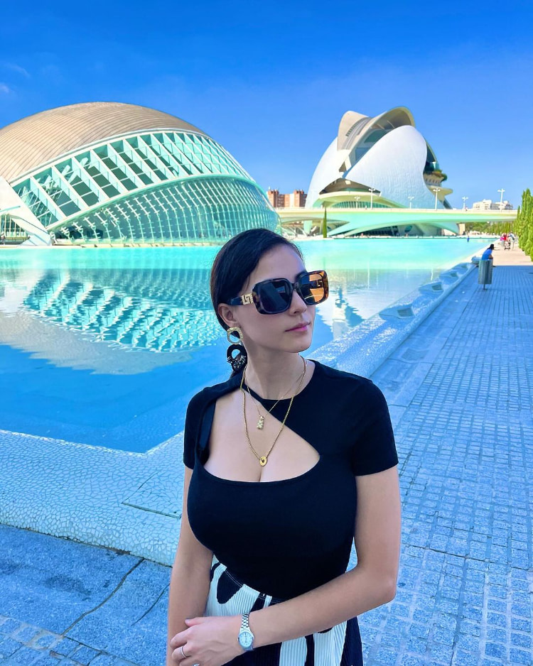 气质感满分《Derly Daniela》藏嫩胸还有高颜值！人间缪斯就是在说她！