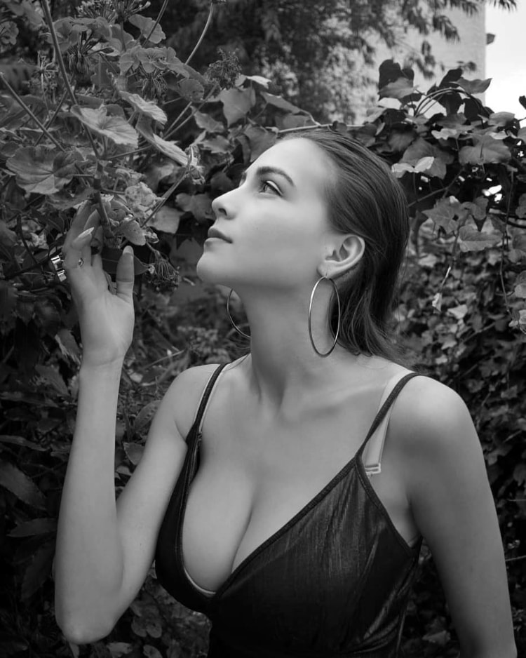 气质感满分《Derly Daniela》藏嫩胸还有高颜值！人间缪斯就是在说她！