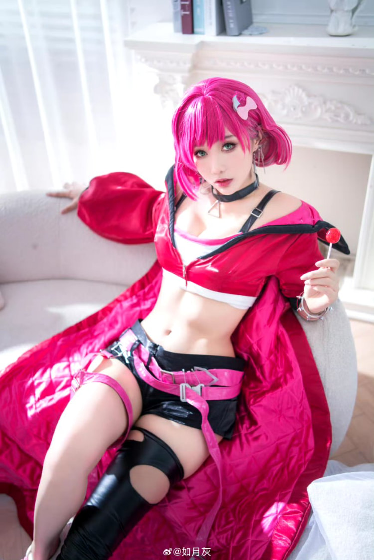 还原与性感并存！Coser《如月灰》窈窕身材凸显动漫女角火辣感！