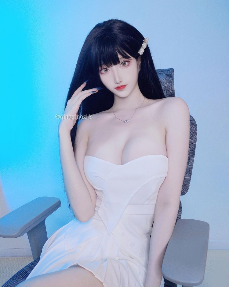 修长美腿配深Ｖ奶沟！《青青子Js》修长身型大方满足腿控、胸奴的需求！