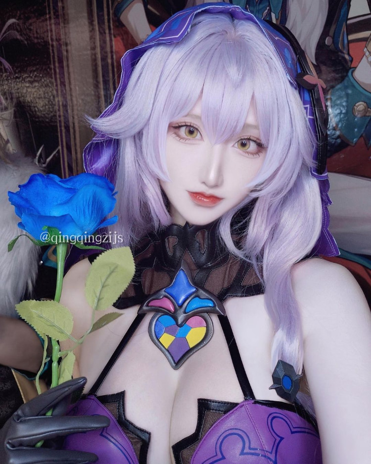 修长美腿配深Ｖ奶沟！《青青子Js》修长身型大方满足腿控、胸奴的需求！