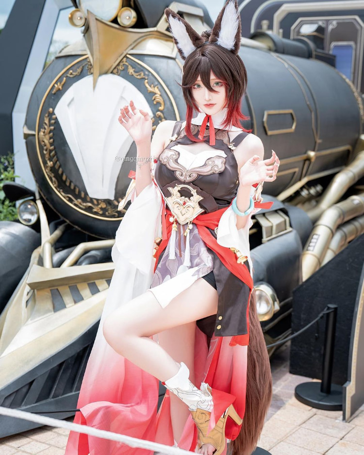 修长美腿配深Ｖ奶沟！《青青子Js》修长身型大方满足腿控、胸奴的需求！