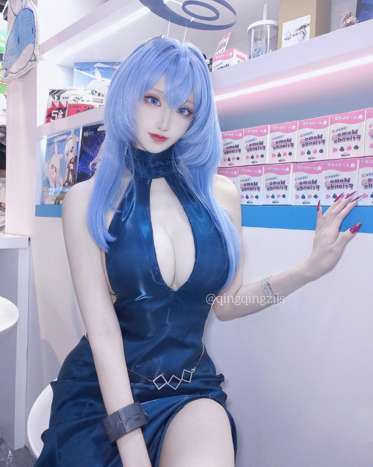 修长美腿配深Ｖ奶沟！《青青子Js》修长身型大方满足腿控、胸奴的需求！