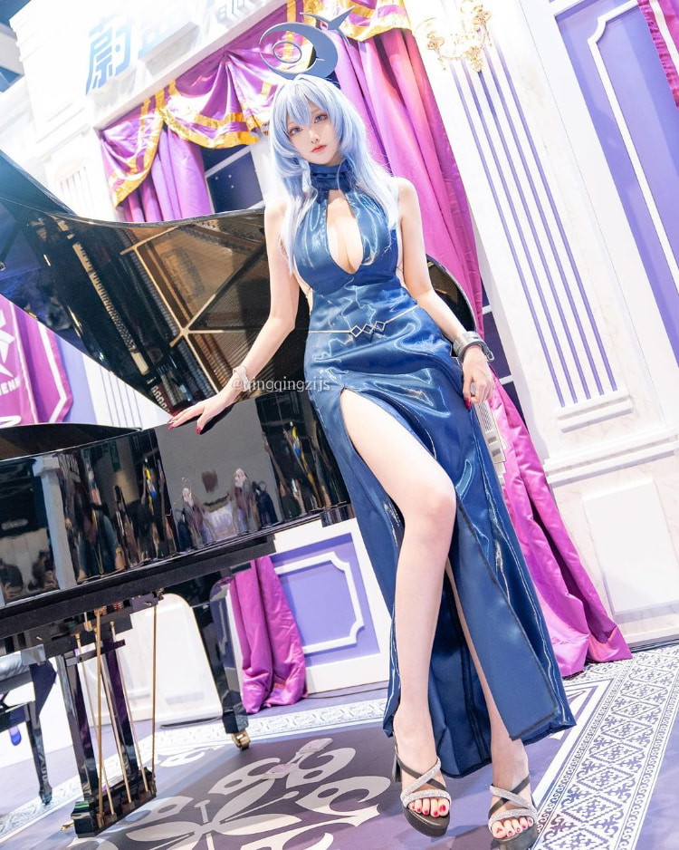 修长美腿配深Ｖ奶沟！《青青子Js》修长身型大方满足腿控、胸奴的需求！