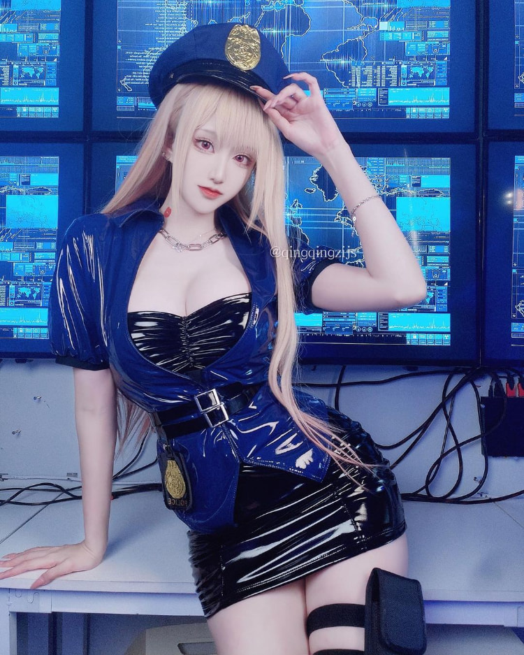 修长美腿配深Ｖ奶沟！《青青子Js》修长身型大方满足腿控、胸奴的需求！