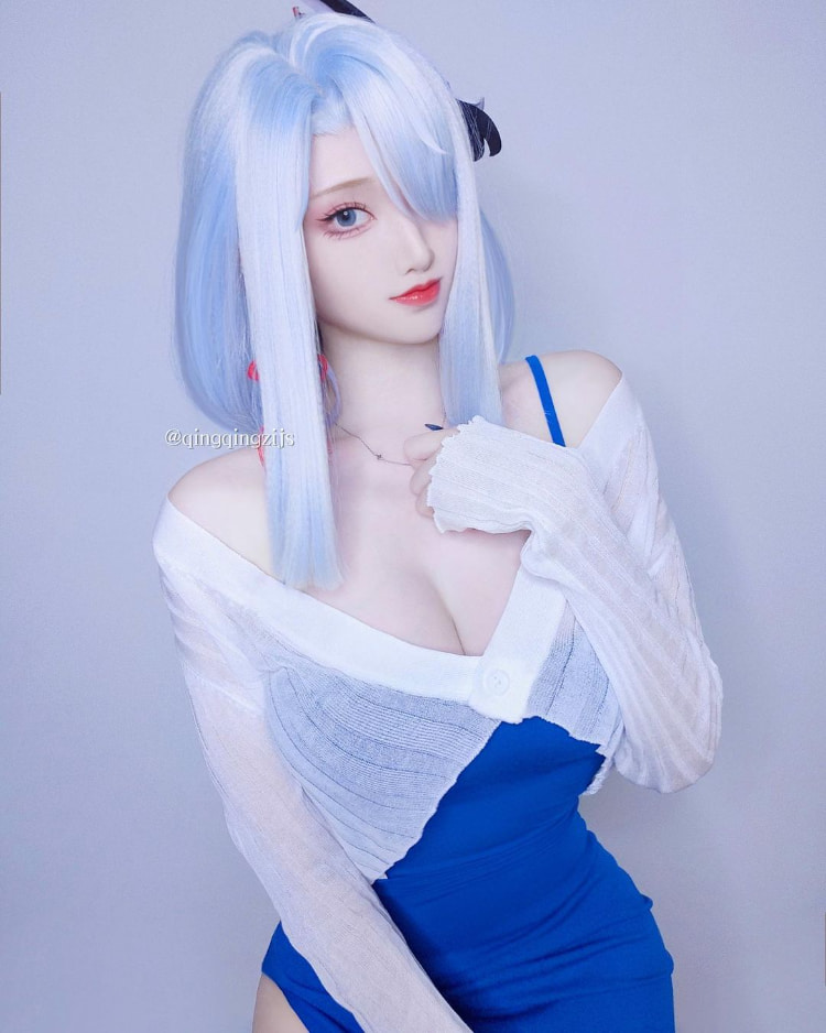 修长美腿配深Ｖ奶沟！《青青子Js》修长身型大方满足腿控、胸奴的需求！