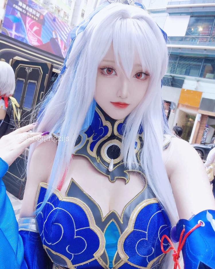 修长美腿配深Ｖ奶沟！《青青子Js》修长身型大方满足腿控、胸奴的需求！