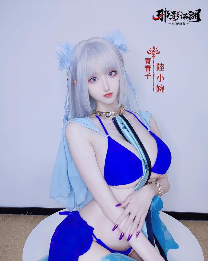 修长美腿配深Ｖ奶沟！《青青子Js》修长身型大方满足腿控、胸奴的需求！