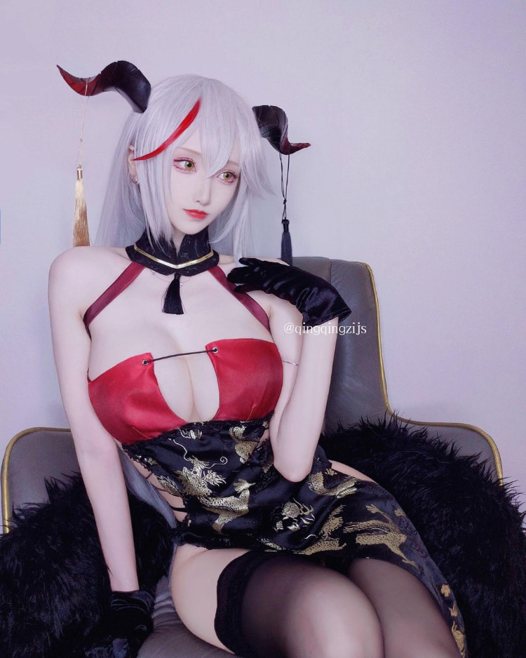 修长美腿配深Ｖ奶沟！《青青子Js》修长身型大方满足腿控、胸奴的需求！