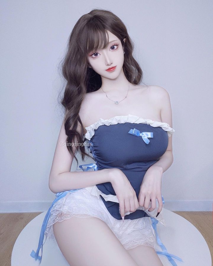 修长美腿配深Ｖ奶沟！《青青子Js》修长身型大方满足腿控、胸奴的需求！