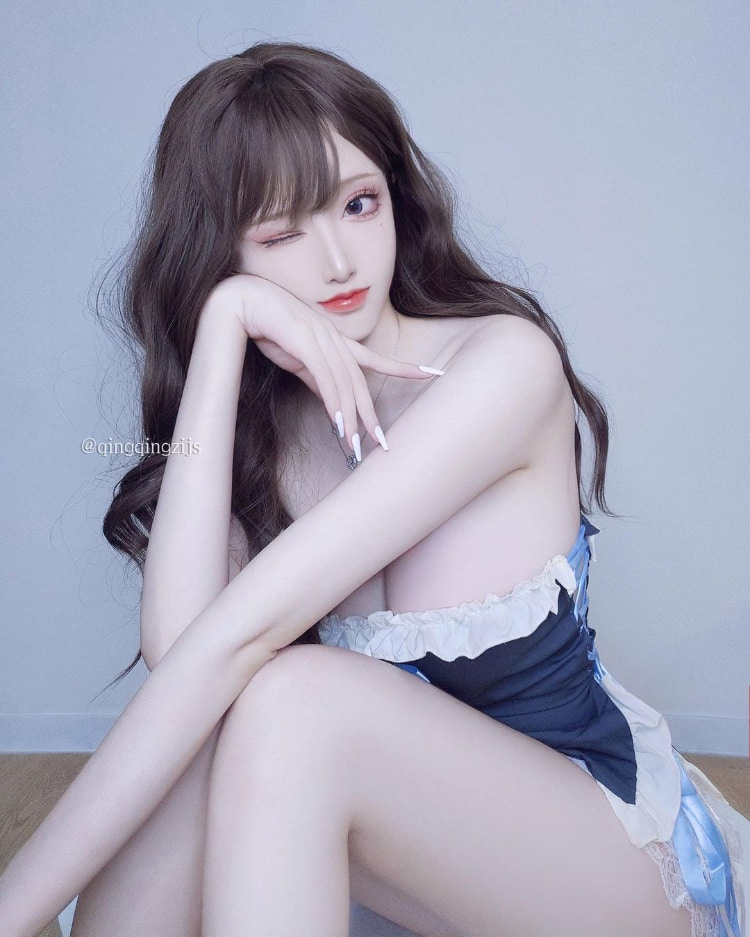 修长美腿配深Ｖ奶沟！《青青子Js》修长身型大方满足腿控、胸奴的需求！