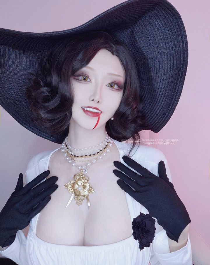 修长美腿配深Ｖ奶沟！《青青子Js》修长身型大方满足腿控、胸奴的需求！