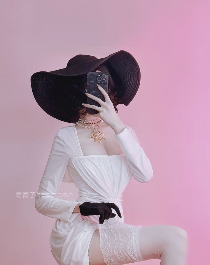 修长美腿配深Ｖ奶沟！《青青子Js》修长身型大方满足腿控、胸奴的需求！