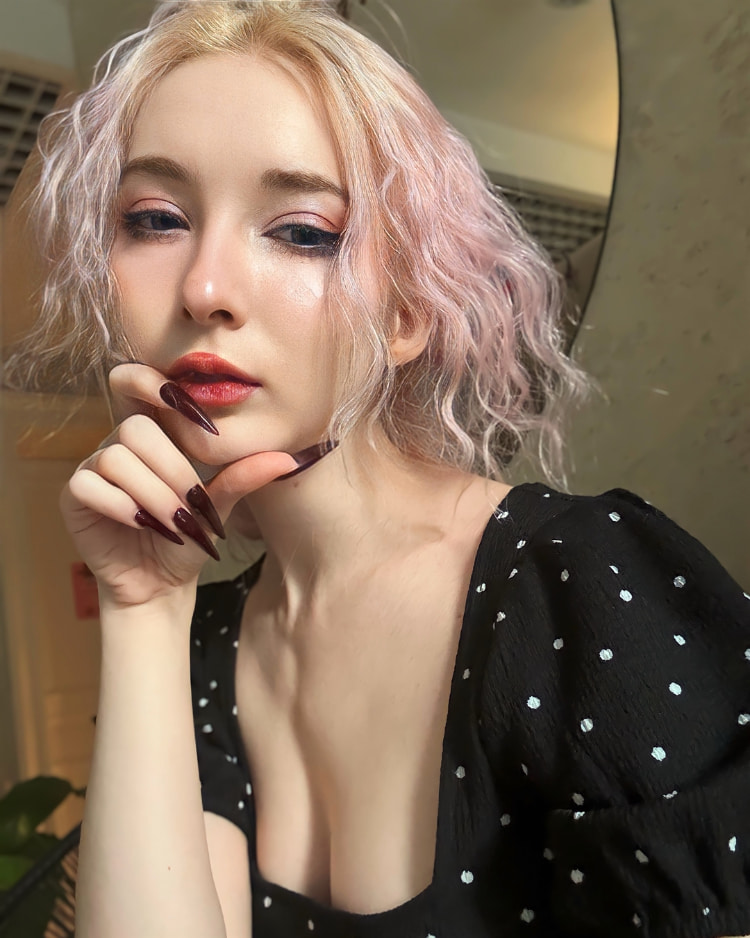 19岁嫩妹「alice」超白皙美肤亮到你赞叹！细腰逼的你站起来！