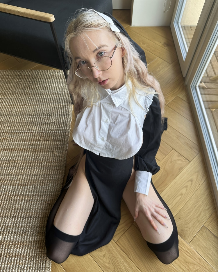 19岁嫩妹「alice」超白皙美肤亮到你赞叹！细腰逼的你站起来！