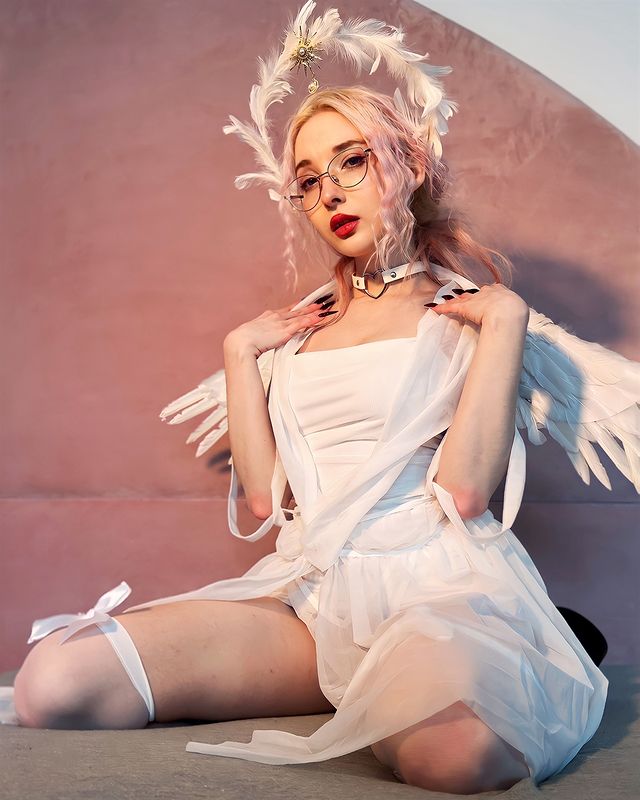 19岁嫩妹「alice」超白皙美肤亮到你赞叹！细腰逼的你站起来！