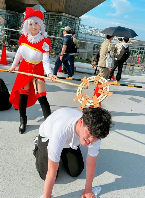 敬业Cos《けぇこ》还原你爱的《葬送的芙莉莲》尤贝尔！甚至还踩你一下？