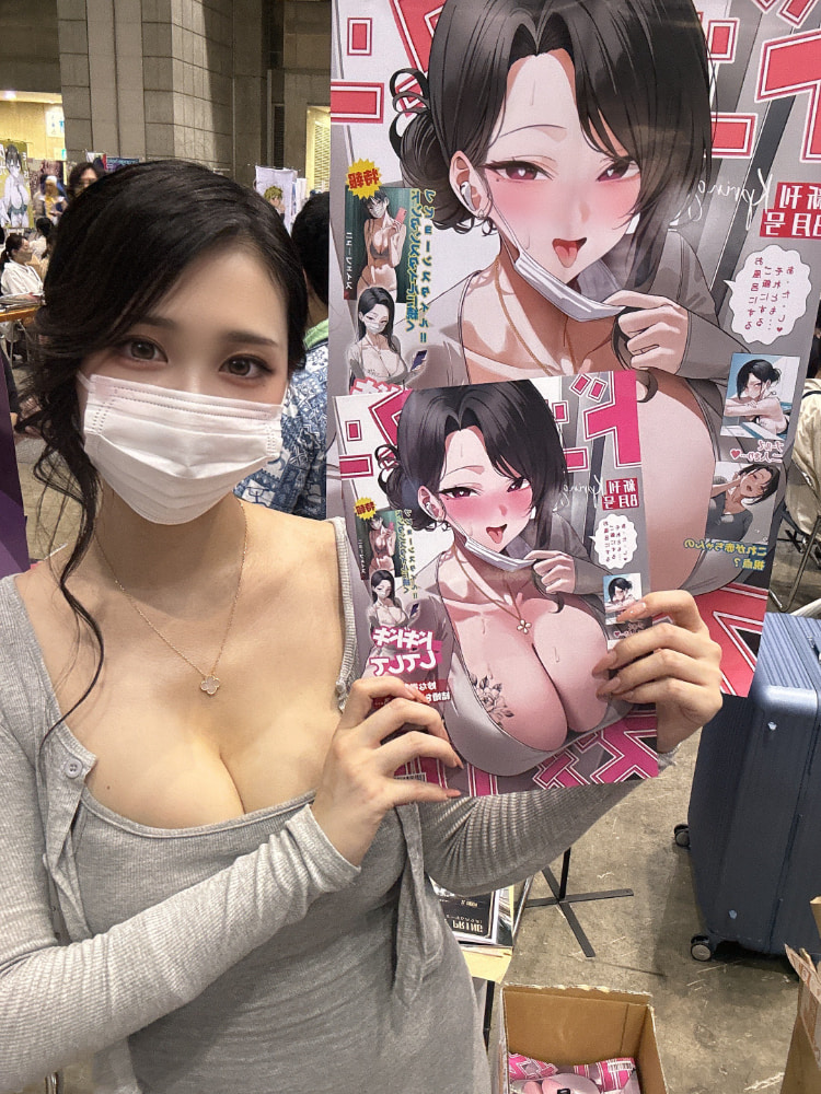 C104最强广告牌娘《华子狐》还原「Dongtan style」封面女郎!欧派比例一样!