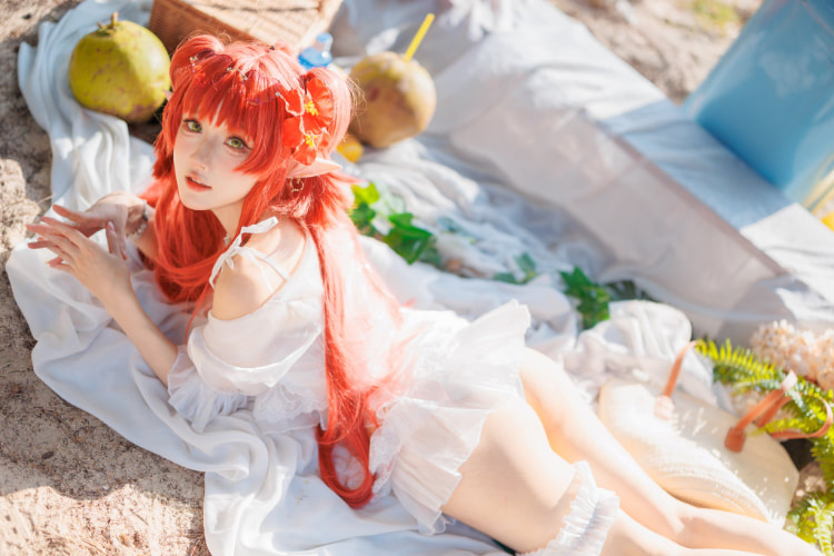 性感泳装抓住夏天尾巴！《阿包也是兔娘》清凉COS还原二次元角色撩人感！