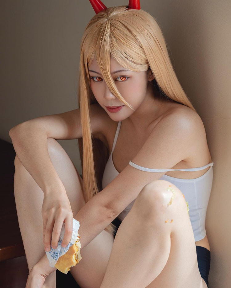 抓不住！越南正妹《Ain Nguyen》全裸Cosplay展现超大奶量！