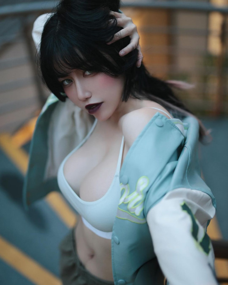 抓不住！越南正妹《Ain Nguyen》全裸Cosplay展现超大奶量！