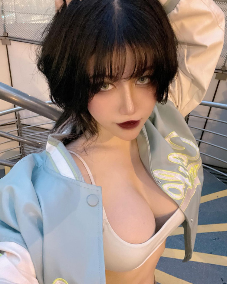 抓不住！越南正妹《Ain Nguyen》全裸Cosplay展现超大奶量！