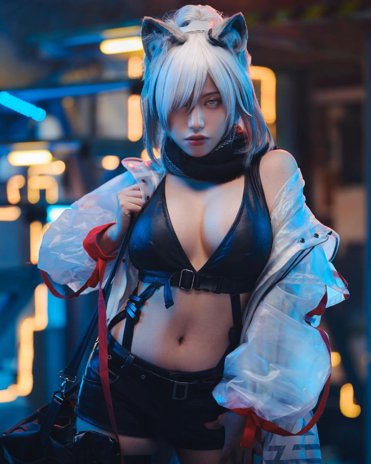 抓不住！越南正妹《Ain Nguyen》全裸Cosplay展现超大奶量！