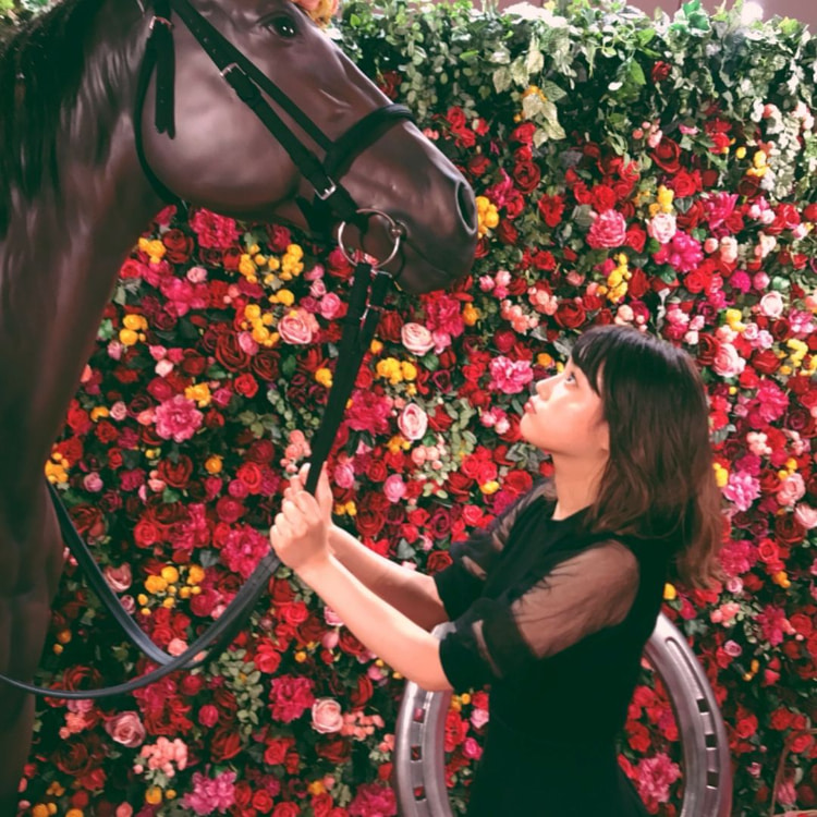 性感女孩《司马わかな》帮你预测赛马！是具有文青感的「赛马娘」？！