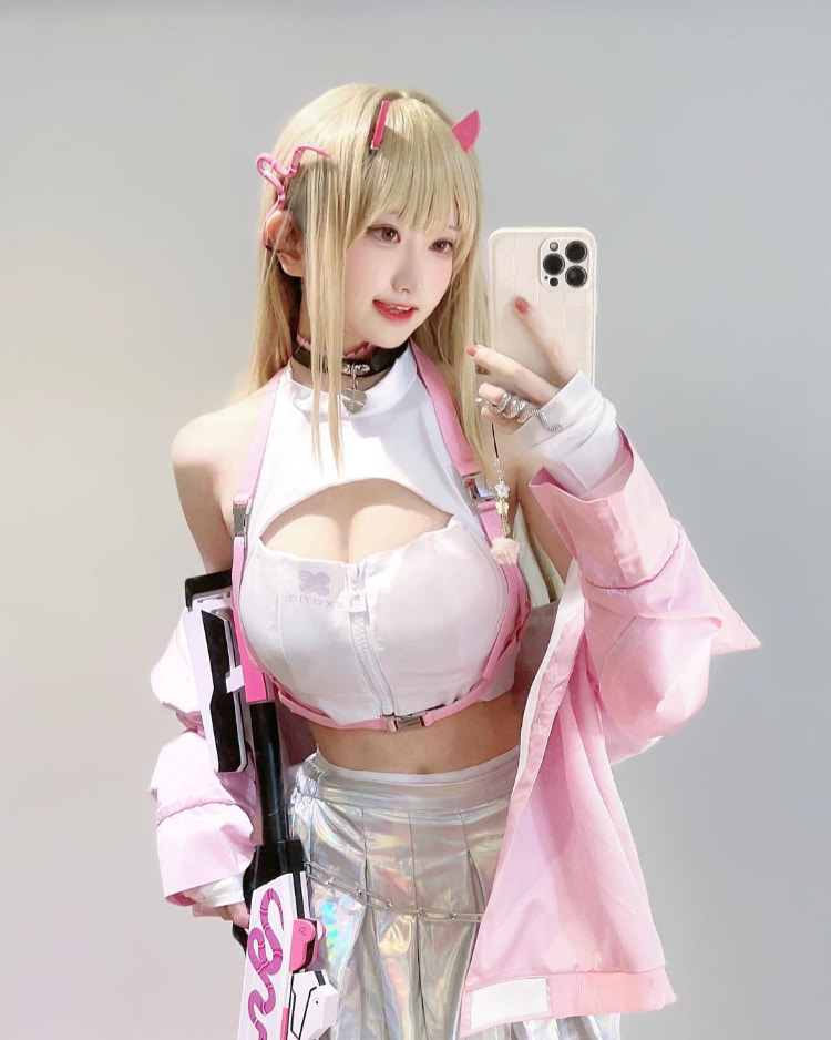 可爱的娇羞感！嫩乳微露《千阳》散发清纯迷人的性感味道！