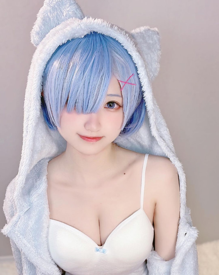 可爱的娇羞感！嫩乳微露《千阳》散发清纯迷人的性感味道！