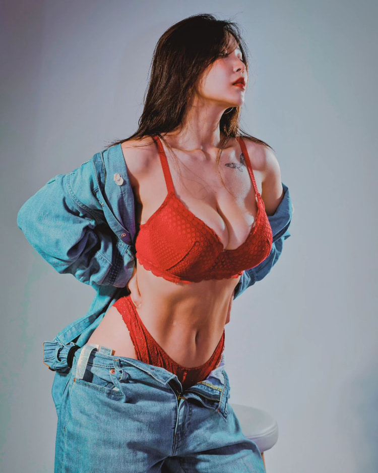 火辣泳衣模特《Norajoy》身材闪耀过那些布料！包不住的大白兔呼之欲出引人遐想！