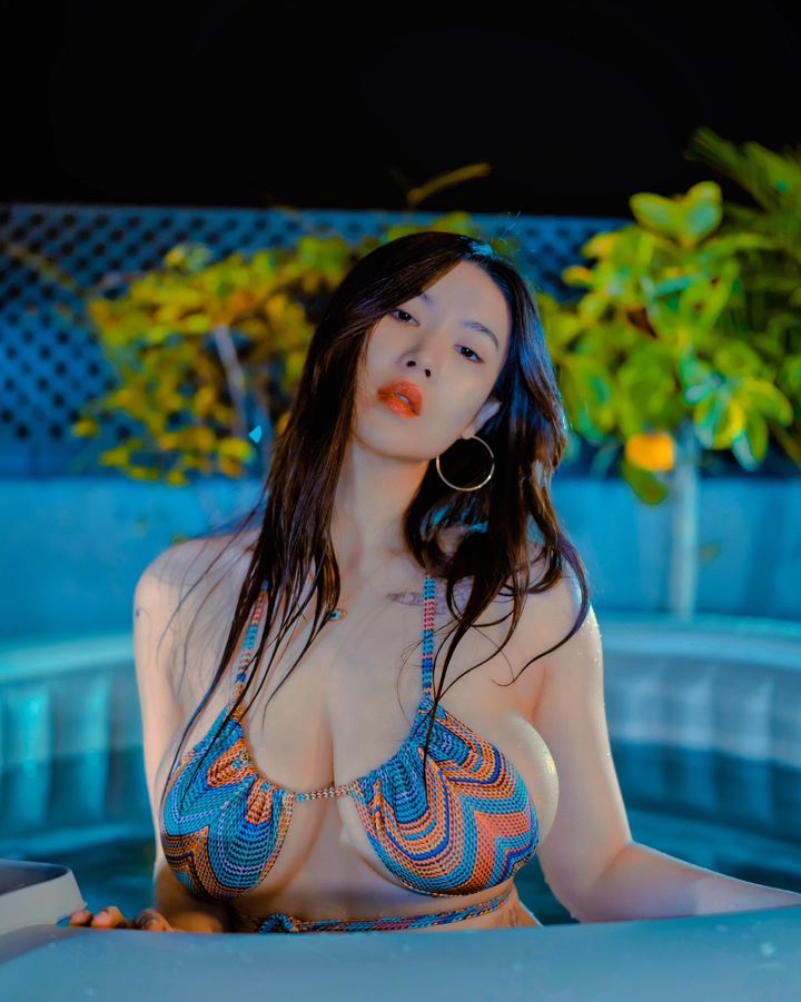 火辣泳衣模特《Norajoy》身材闪耀过那些布料！包不住的大白兔呼之欲出引人遐想！