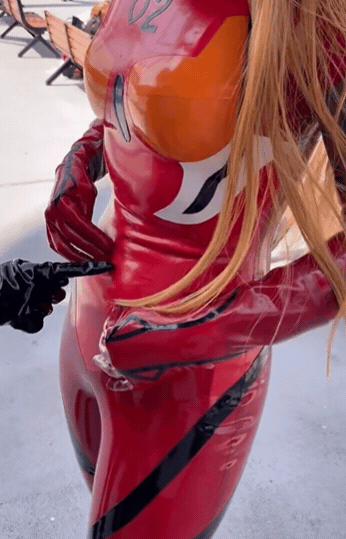 美女《ぐりこ》COS还原EVA明日香！结果造成胶体衣流出香汗瀑布！