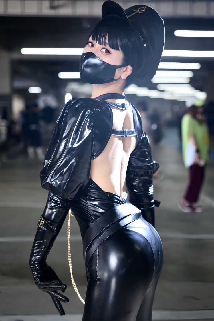 美女《ぐりこ》COS还原EVA明日香！结果造成胶体衣流出香汗瀑布！