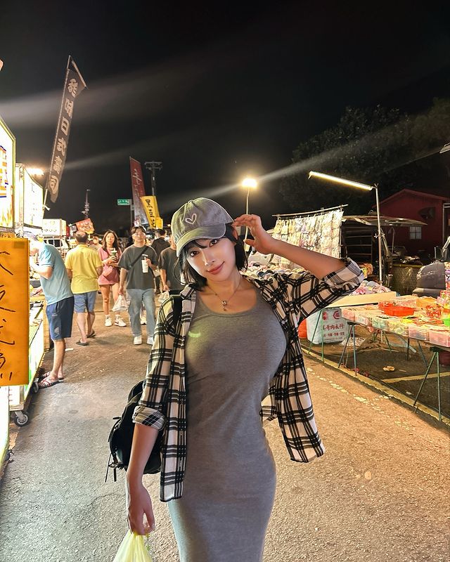 忍不住往下看《김 빛나라》擦地照爆红！大白兔搭细腰想扶她腰身！