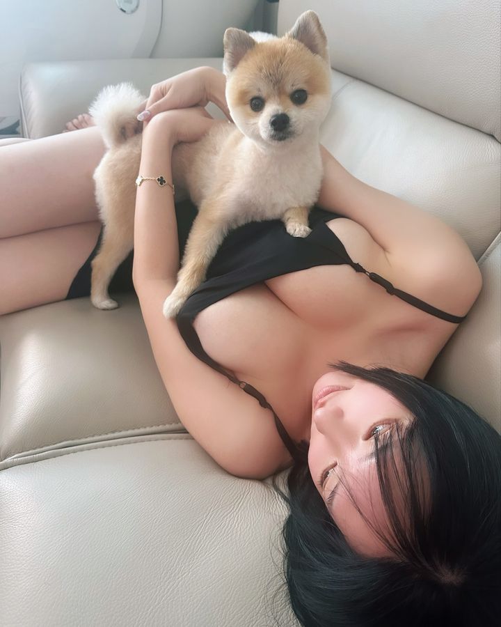 忍不住往下看《김 빛나라》擦地照爆红！大白兔搭细腰想扶她腰身！