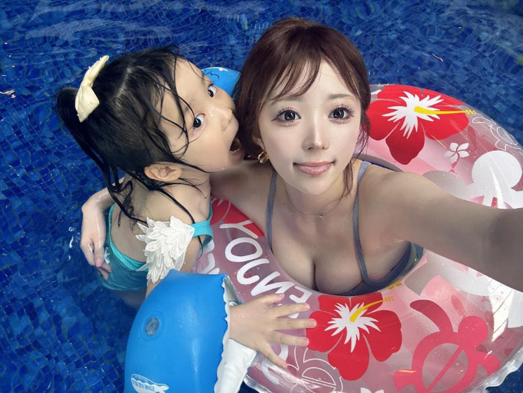 日本妈妈《圣菜》童颜丰满身材超逆天！完全看不出来有个5岁女儿！