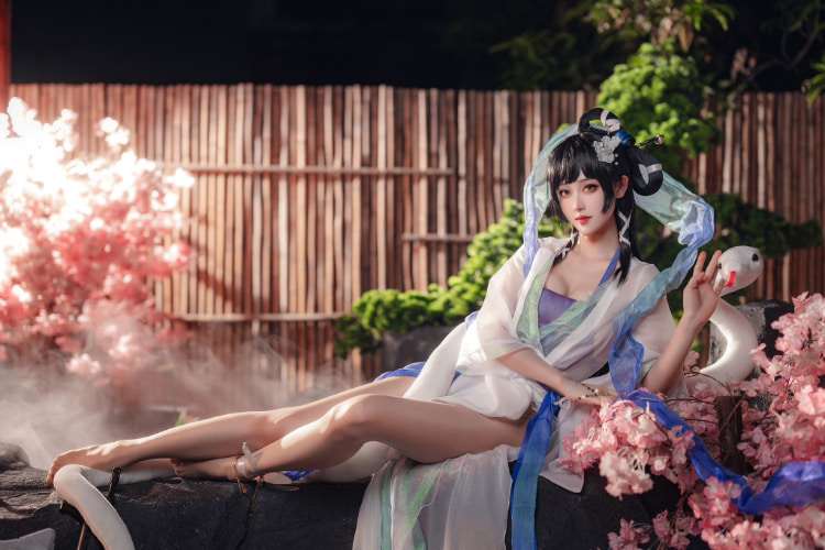 Coser《比比骨骼精奇》逆天长腿好身材！性感魅力有二次元感！